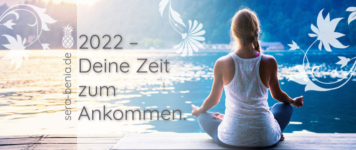 Eine Frau sitzt am See und meditiert. Das Bild trägt die Aufschrift"2022 - Deine Zeit zum Ankommen" vom Sera Benia Verlag.